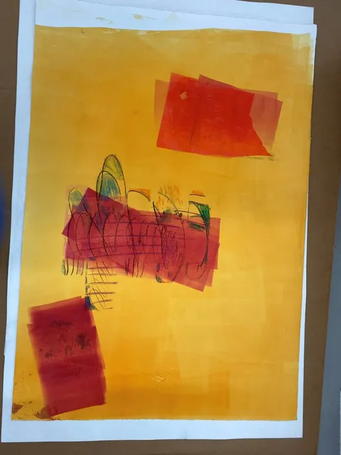 Okergele grafische compositie met transparante rode vlakken en zwarte lijntekeningen